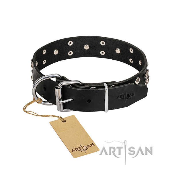 Leather dog collar with smooth edges for pleasant everyday wearing